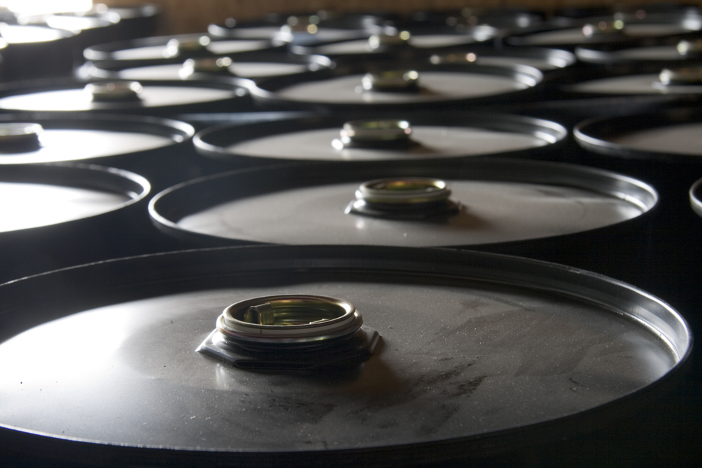 Oil rises as the US dollar stabilizes