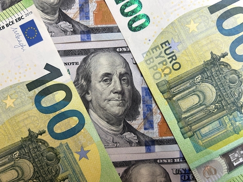 The Dollar and Euro on the Verge of Parity Amid Trump’s Threats and Rate Cuts