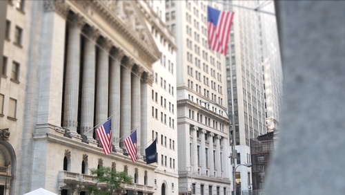 Wall Street Indices Decline Despite Fed's Reassurances on Inflation