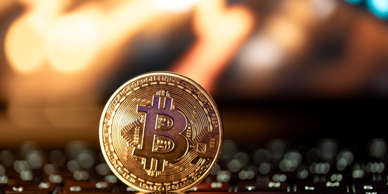 Crypto Market on Hold as Trump Skips Day-One Policies