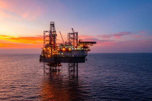 Market Volatility: Gold Declines and Oil Rises Amid Economic and Political Changes