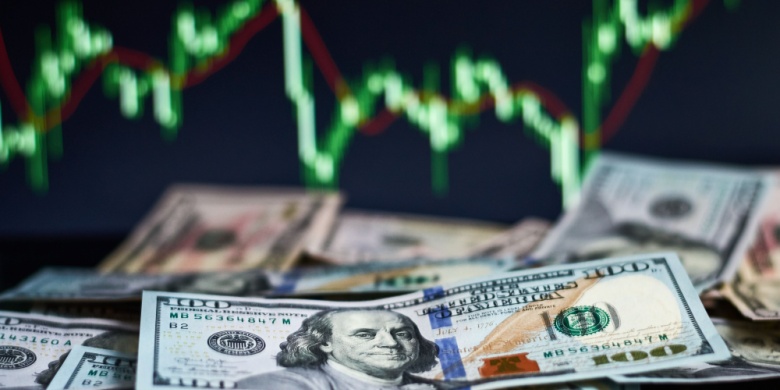 The Dollar Ends a Volatile Week on a Strong Note, Supported by Trump's Tariff Plans